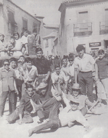 Preparándose para el encierro de los toros. Año 1965.