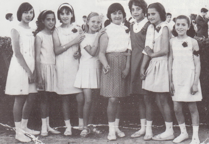 Jóvenes amigas de fiesta. Año 1965.