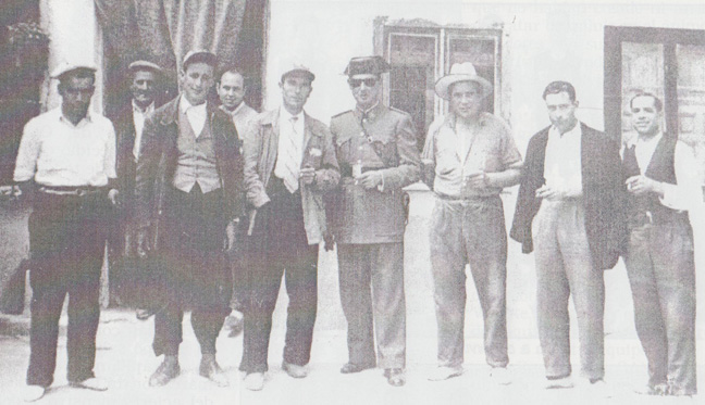 Propietario y clientes del Bar Avion. Año 1953.